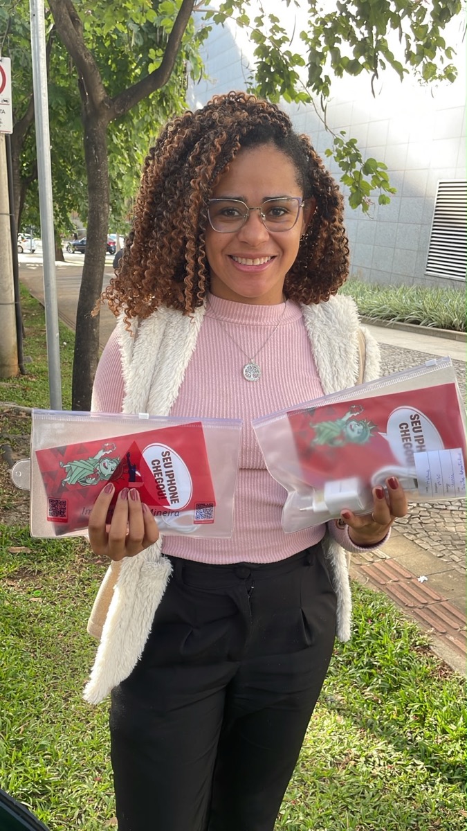 Cliente com kits entregues pela Importadora Mineira em Belo Horizonte