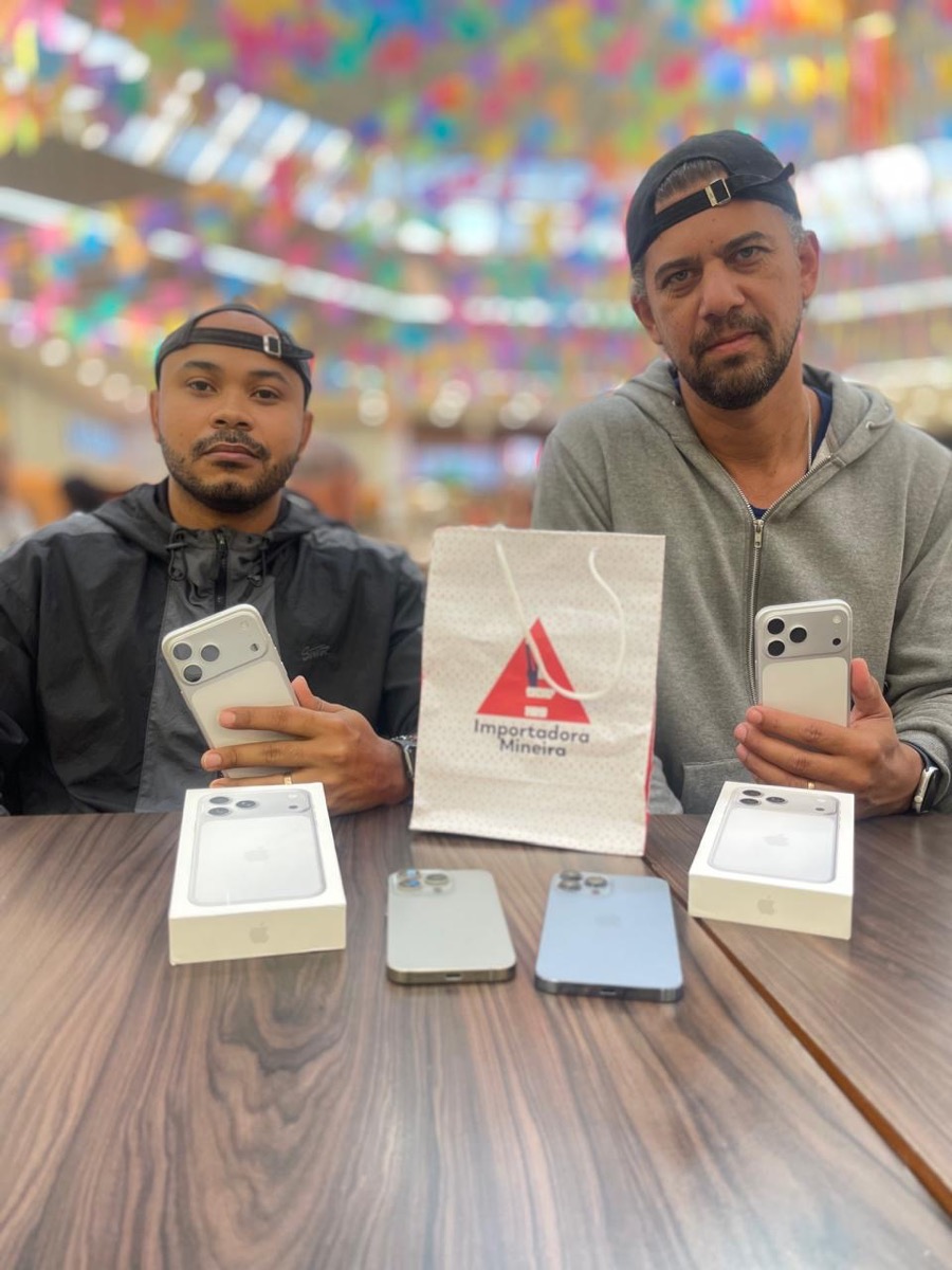 Clientes com iPhones e sacola da Importadora Mineira