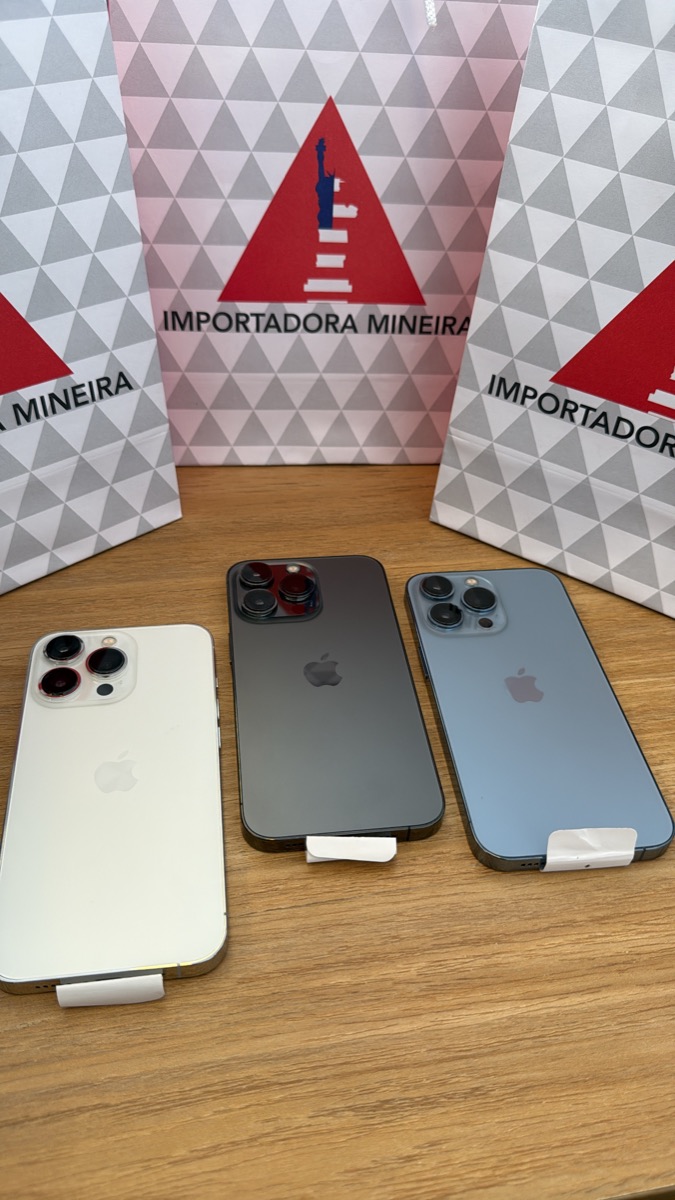 iPhones Pro Max seminovos expostos com embalagem da Importadora Mineira
