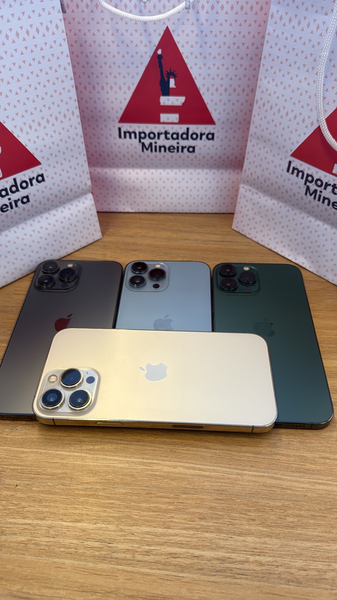 Aparelhos iPhone linha Pro seminova sobre bancada